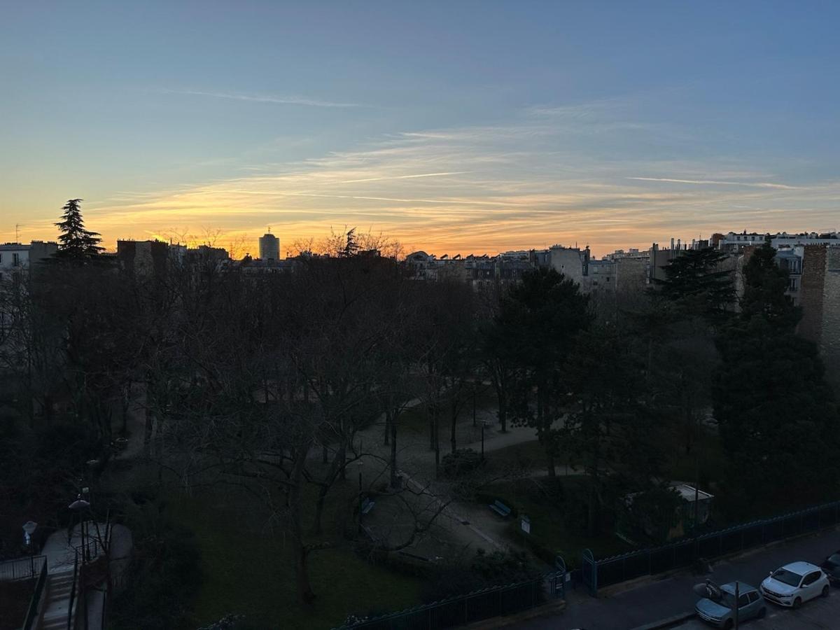 Appartement Mobility Lease- Sunny With Large Balcony, Park View At 15 Parijs