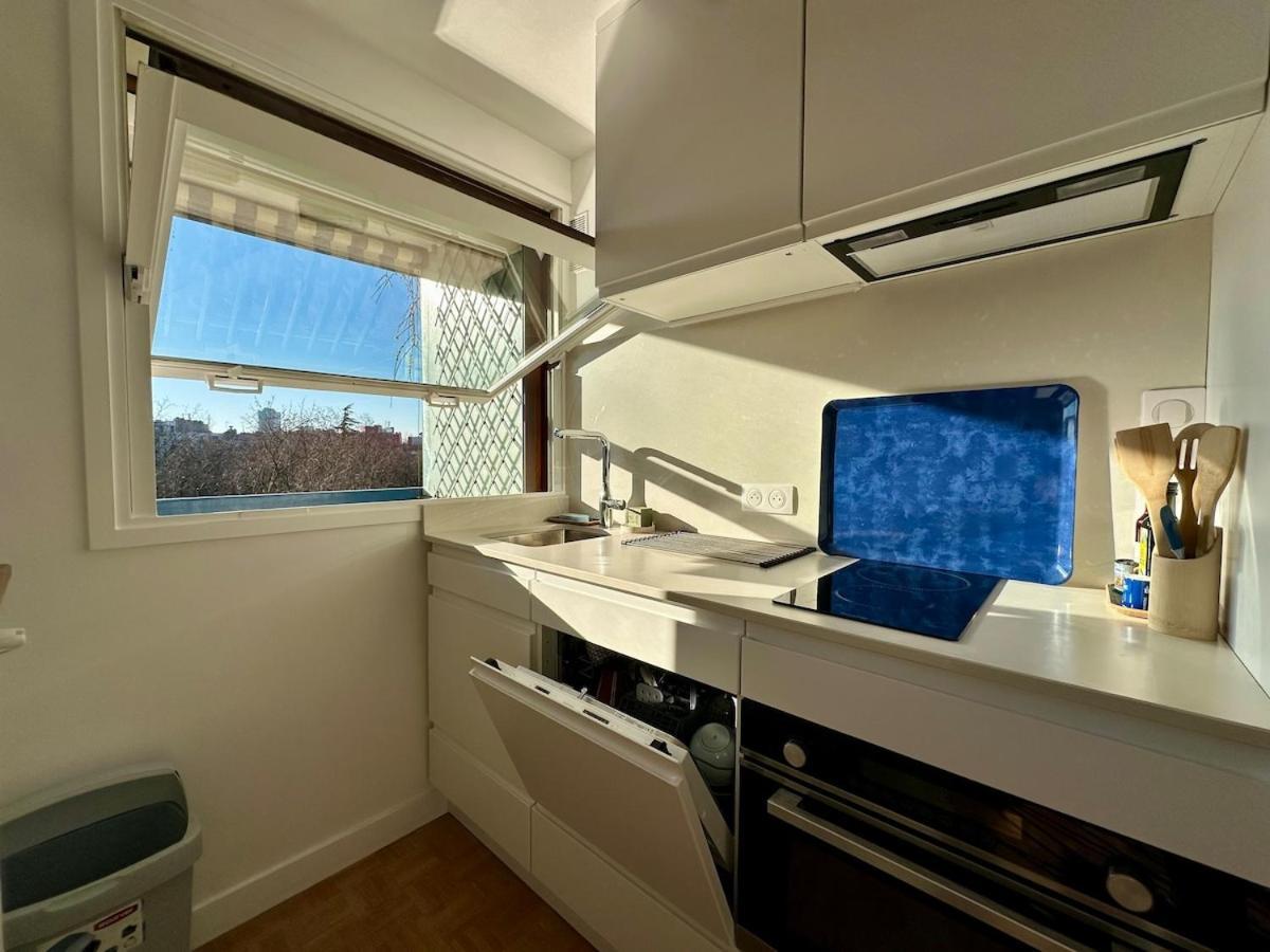 Mobility Lease- Sunny With Large Balcony, Park View At 15 Appartement