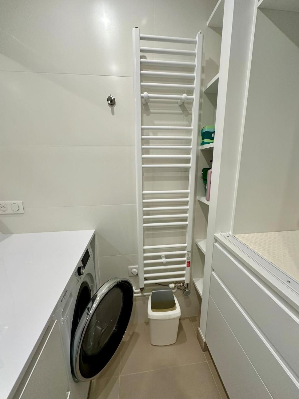 Mobility Lease- Sunny With Large Balcony, Park View At 15 Appartement