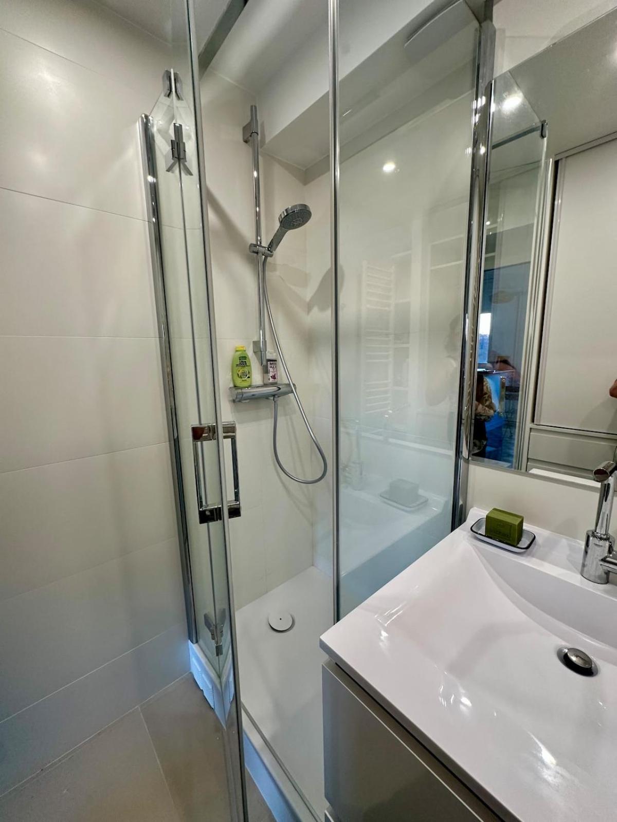 Mobility Lease- Sunny With Large Balcony, Park View At 15 Appartement Parijs