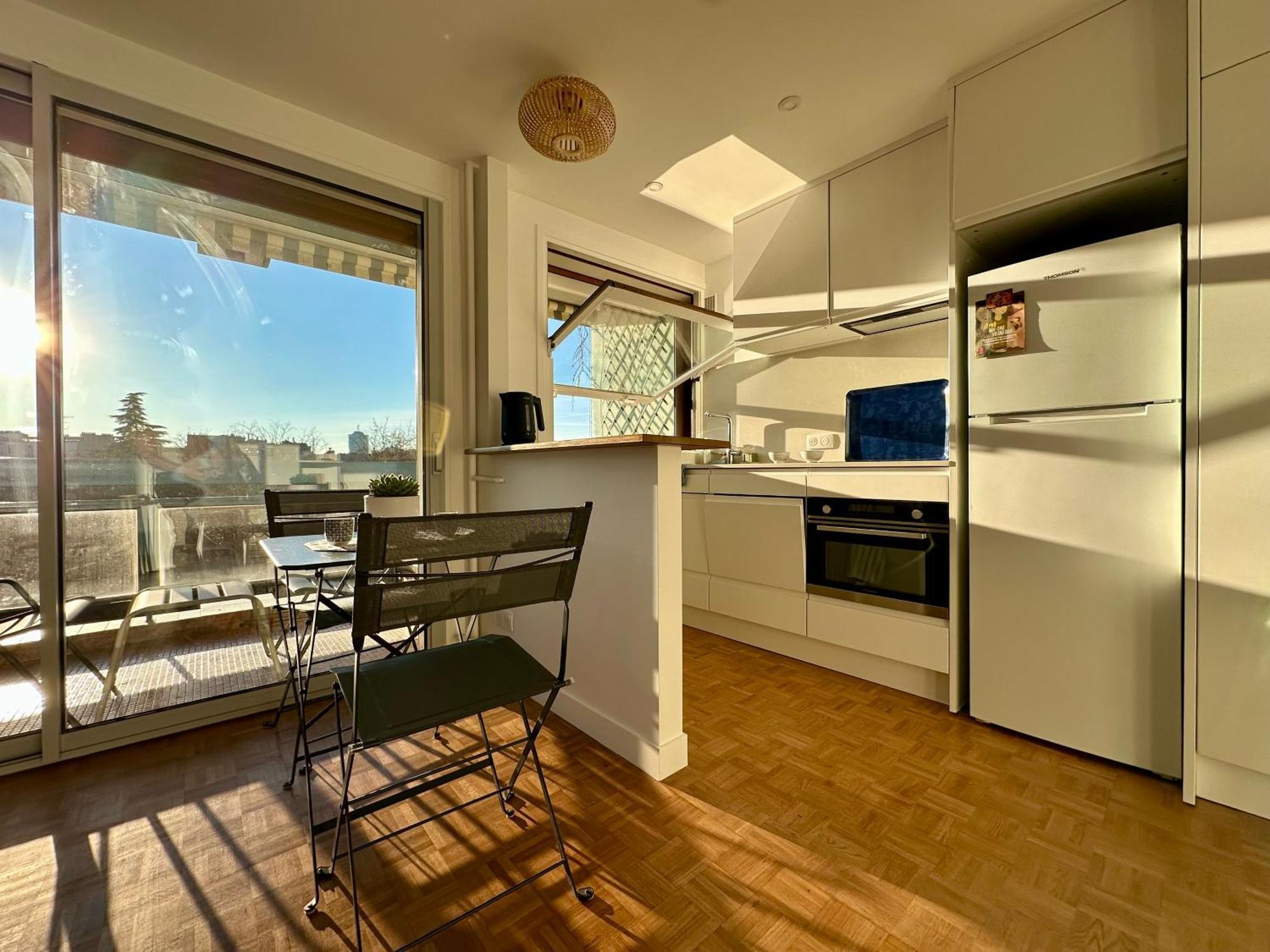 Mobility Lease- Sunny With Large Balcony, Park View At 15 Appartement *