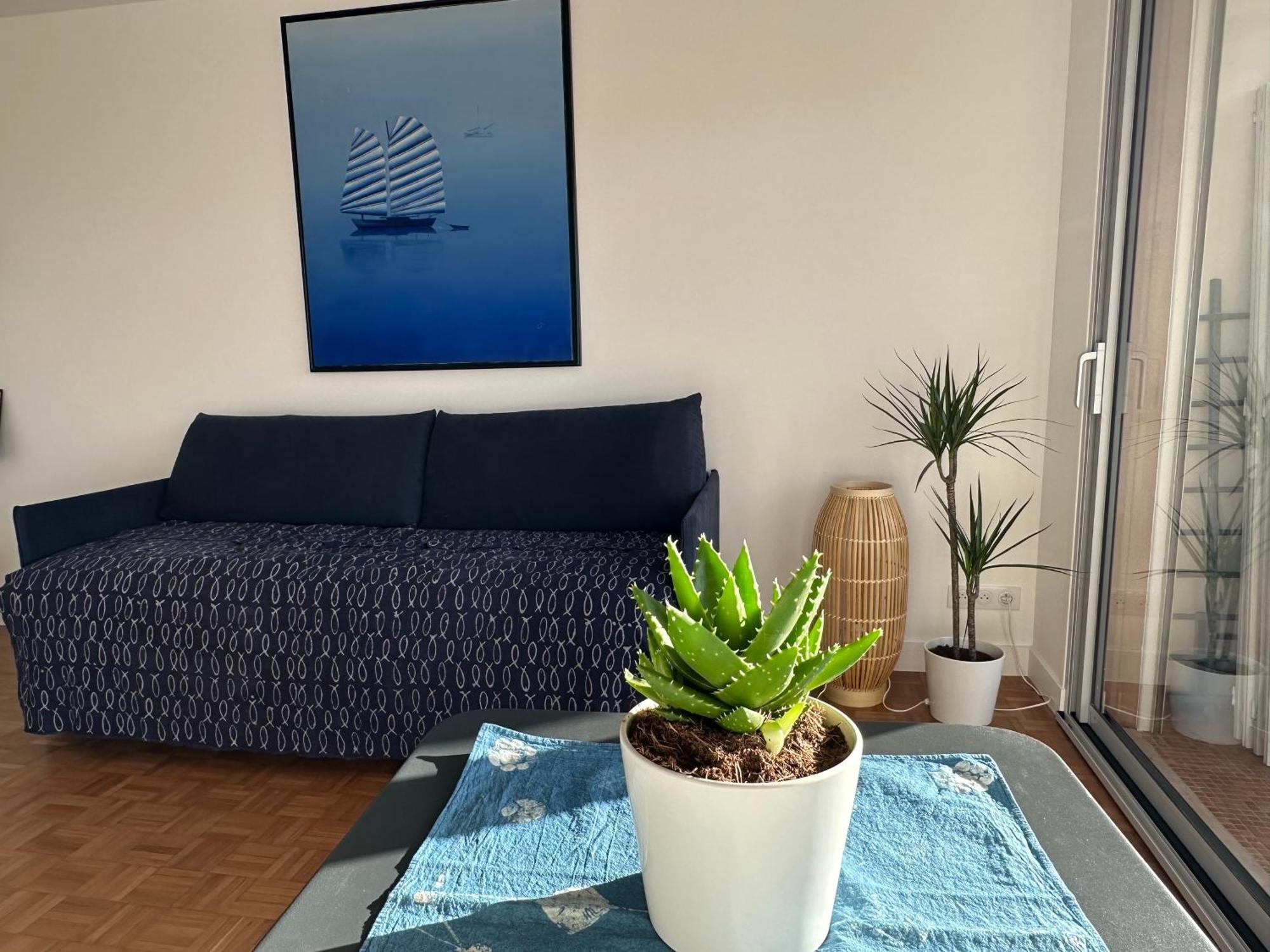 Mobility Lease- Sunny With Large Balcony, Park View At 15 Appartement Parijs