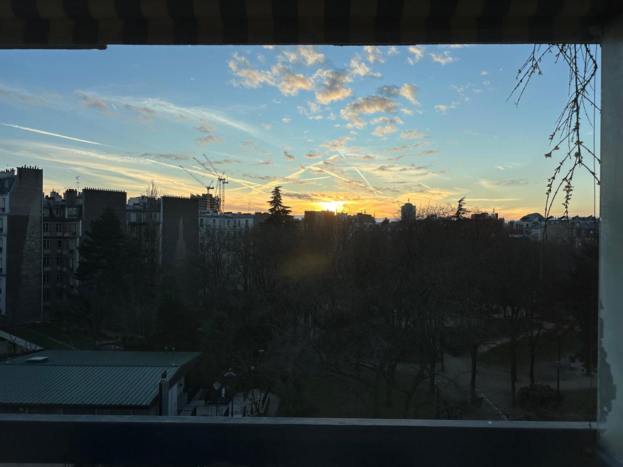 Appartement Mobility Lease- Sunny With Large Balcony, Park View At 15 Parijs