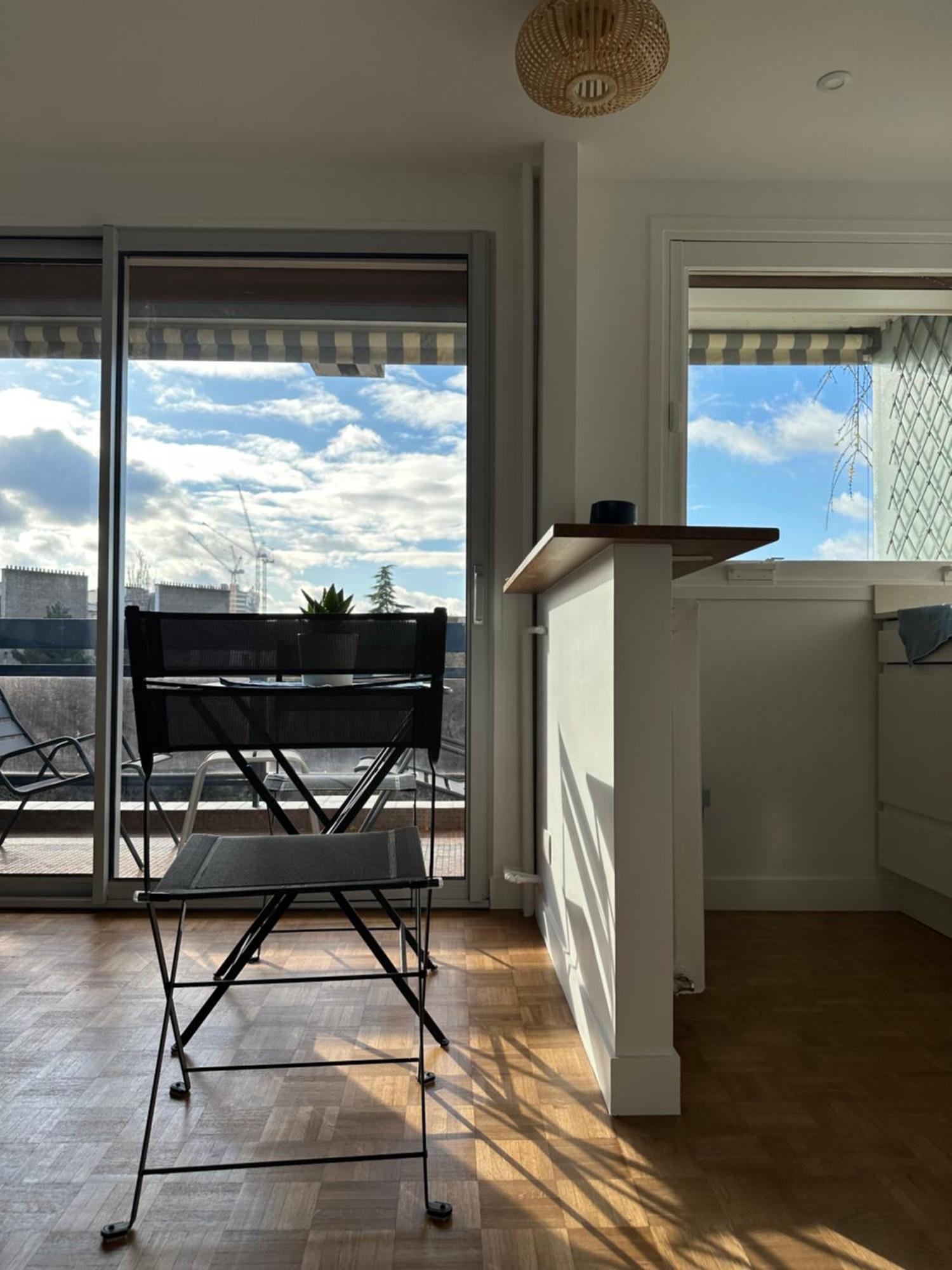 Mobility Lease- Sunny With Large Balcony, Park View At 15 Appartement *