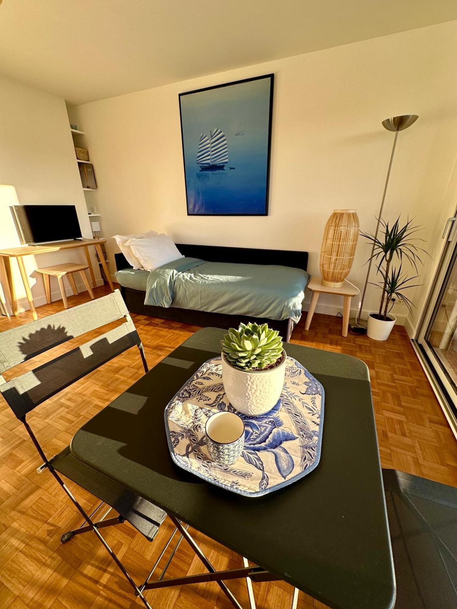 Appartement Mobility Lease- Sunny With Large Balcony, Park View At 15 Parijs