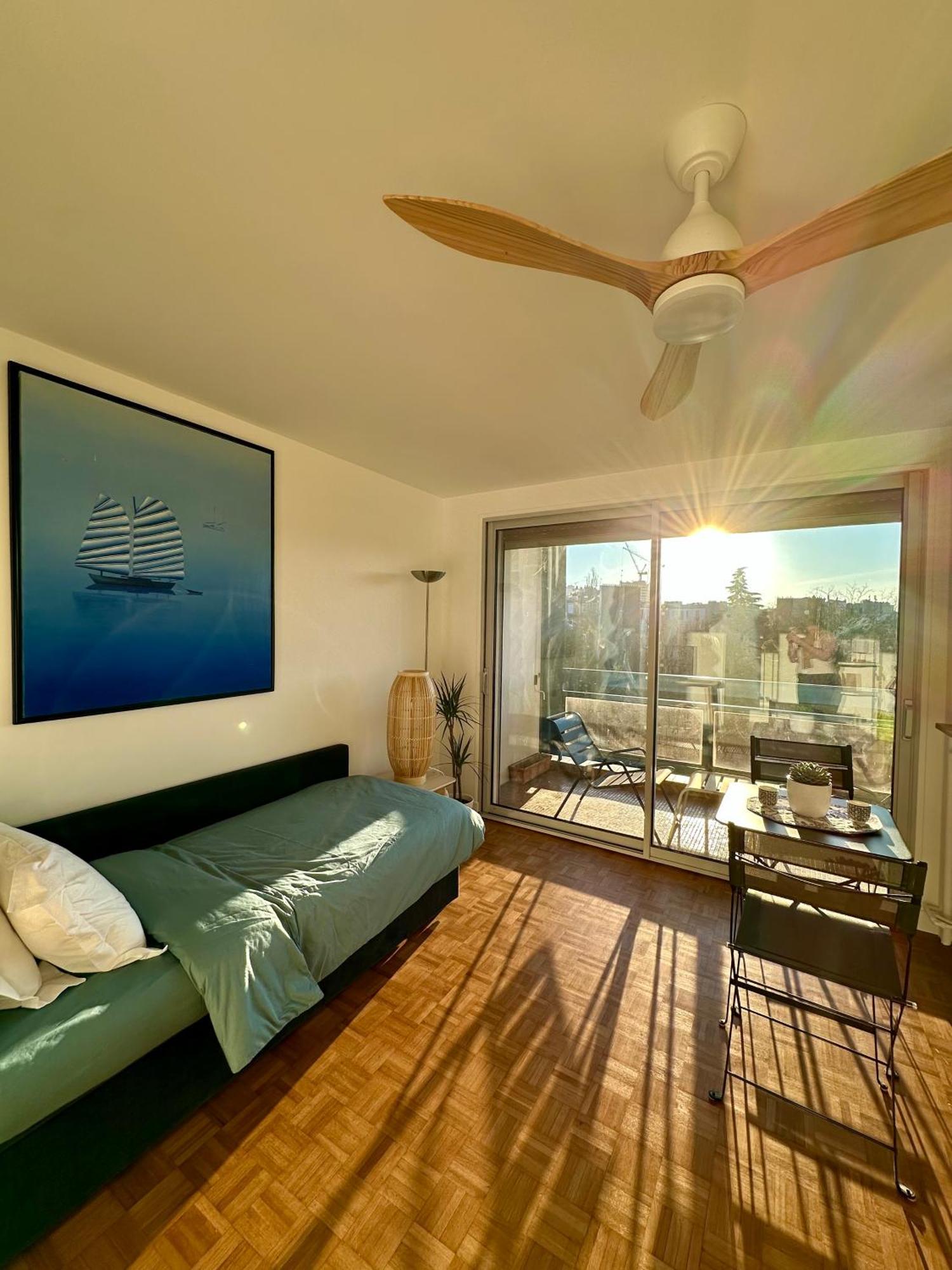 Mobility Lease- Sunny With Large Balcony, Park View At 15 Appartement Parijs